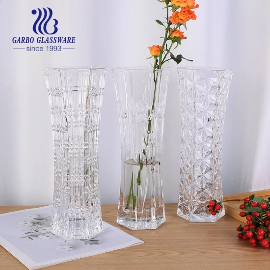 Un vase en verre de 195 mm avec différents motifs peut être personnalisé avec une peinture de couleur